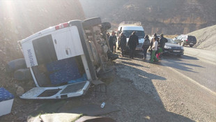 Siirt'te minibüs şarampole devrildi: 13 yaralı