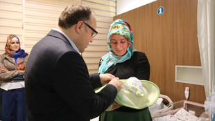 Siirt'te yılın son bebeklerine çeyrek altın