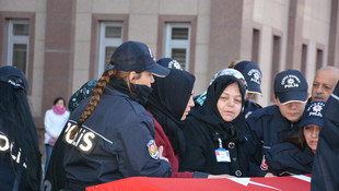 Silah arkadaşı şehit eşini son yolculuğuna uğurladı