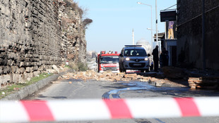 Tarihi Topkapı surlarından kopan taşlar yola düştü