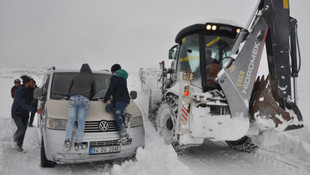 Tatvan'da karda mahsur kalan 21 kişi kurtarıldı