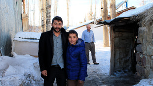 Traktörle okula giden Ömer öğretmen öğrencilerine hızır gibi oldu