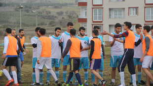 Türk ve Suriyeli gençlerden dostluk maçı