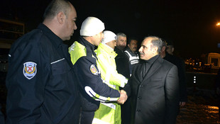 Vali Aktaş'tan nöbet tutan polis ve askerlere ziyaret