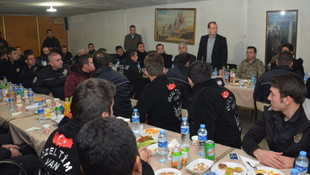 Validen nöbet tutan güvenlik güçlerine ziyaret