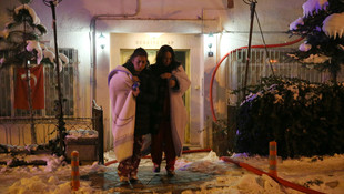 Yangından kurtardığı köpeğine gözyaşlarıyla sarıldı