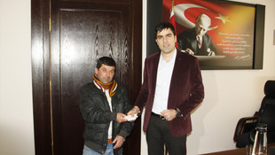 Yardım için verilen yastıktan çıkan parayı kaymakama teslim etti