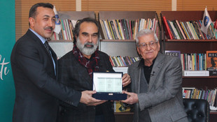 Yazar Özdenören, KYK yurtlarında kalan gençler ile buluştu