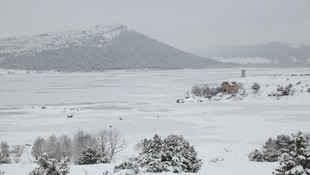 Soğuk hava Beyler Barajı'nın yüzeyini dondurdu