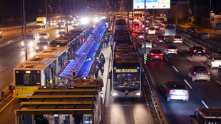 Arızalanan metrobüs seferleri aksattı