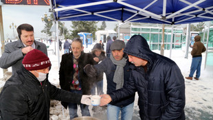 Belediyeden vatandaşlara sıcak çorba