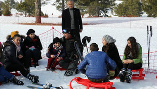 Burdur Valisi Yılmaz çocuklarla kayak yaptı