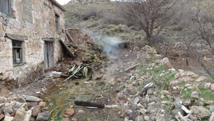 Depremde yıkılan evin bulunduğu yerden kaynak suyu çıktı