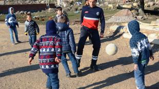 Depremzede çocukların oyun arkadaşı oldular