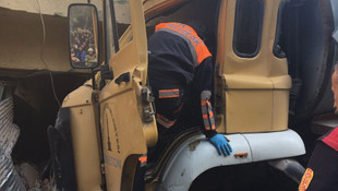 İzmir'de trafik kazası: 1 ölü, 2 yaralı