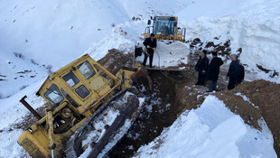 Kapanan yolu açmaya çalışan iş makinesi devrildi: 1 yaralı