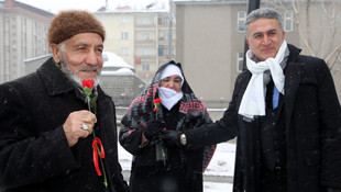 Kar yağışı altında dumansız hava için yürüdüler