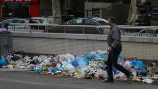 Karabağlar'da grev nedeniyle çöpler toplanmıyor