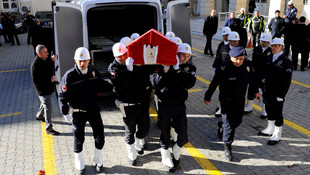 Dikili Kaymakamı Sezgin için İzmir Valiliğinde tören düzenlendi