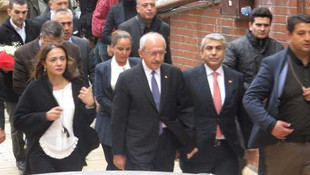 CHP Lideri Kılıçdaroğlu saldıya uğrayan başörtülü kızı ziyaret etti