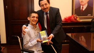 Kitap sevincini Vali Balkanlıoğlu ile paylaştı