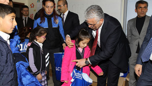 Polisten öğrencilere giyim yardımı