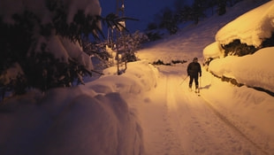 Rize'de köy yolunda kayak keyfi