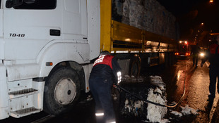 Seyir halindeki tırın dorsesindeki pamuklar yandı