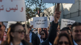 Tunus'ta doktorlardan protesto