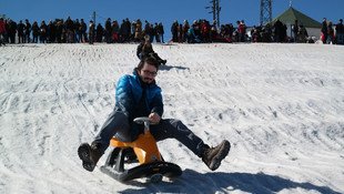 Uludağ'da tatilcilerin kızak keyfi