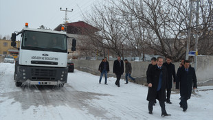 Van Gölü'nün sodalı suyuyla yolların buzunu çözüyorlar