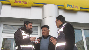 Yaşlı adamı telefonla dolandırılmaktan polis kurtardı