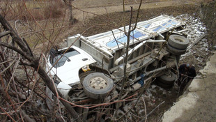 Yusufeli'de kamyon şarampole devrildi: 1 ölü, 5 yaralı