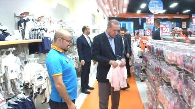 Cumhurbaşkanı Erdoğan torununa kıyafet aldı