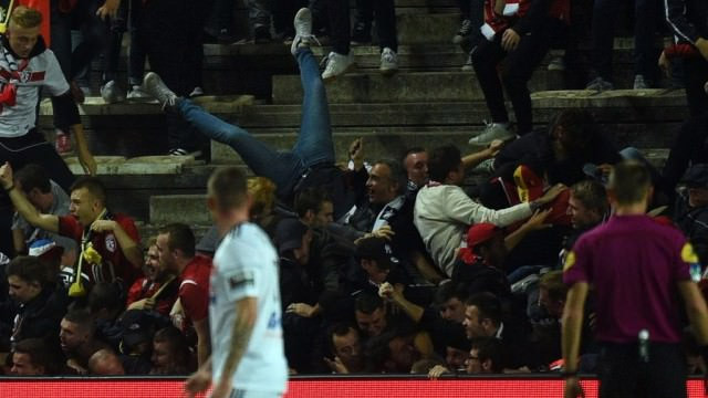 Maç sırasında tribün çöktü! can pazarı yaşandı