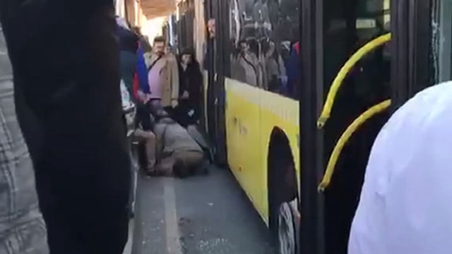 Metrobüs bir kadına çarptı, İstanbulda hayat durdu!