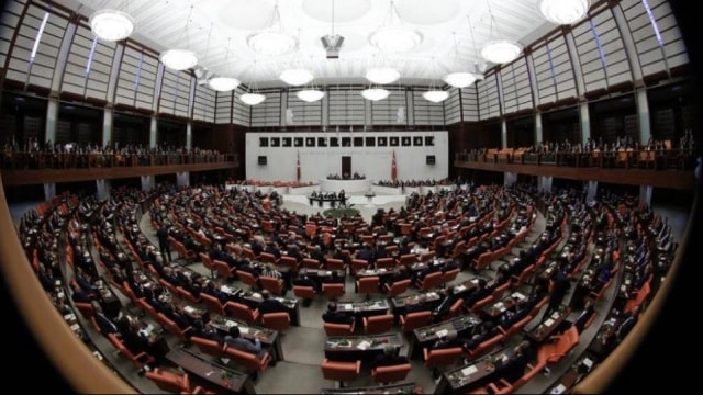 Meclise 1 milyon liralık masa iddiası