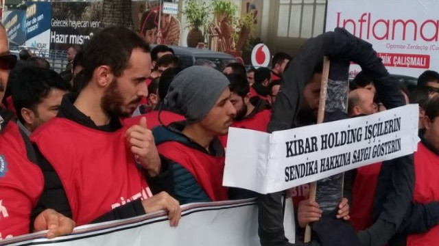 Sendikalaştığı için kovulan işçiler eylemde