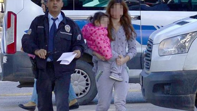 2 yaşındaki kızıyla polise sığındı