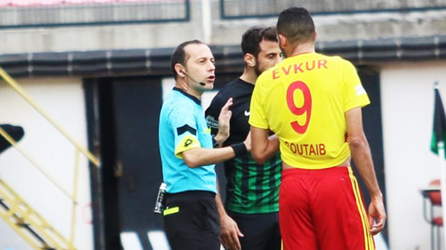 Cüneyt Çakır yine çıldırttı! Tartışılan karar...