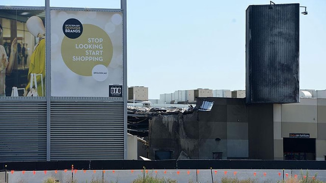 Avustralyada uçak mağazanın üzerine düştü: 5 ölü