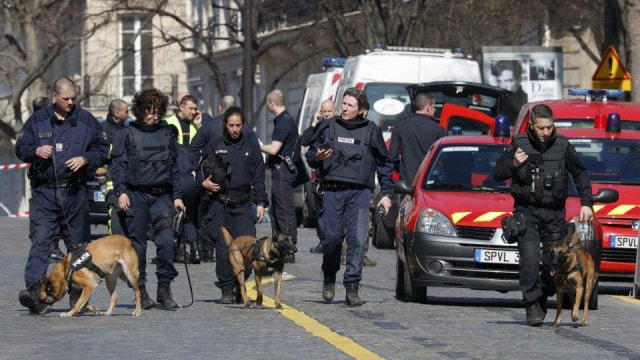 Fransada okula silahlı saldırı
