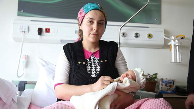 Isparta Şehir Hastanesinin ilk bebeğinin tüm eğitim masrafları ücretsiz