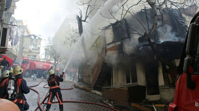 Beyoğlunda yangın! Ahşap ev kül oldu