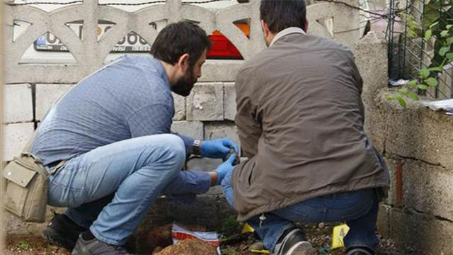 Antalyada apartman bahçesinde 2 el bombası bulundu