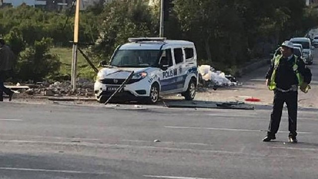 Mersinde polis aracına bombalı saldırı