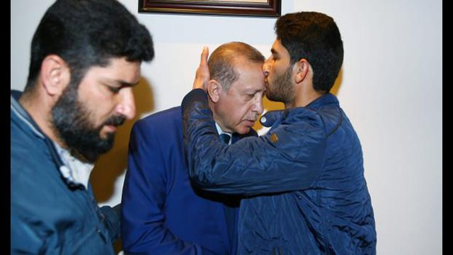 Dünyanın konuştuğu ikizlerin babası Cumhurbaşkanı Erdoğanı alnından öptü