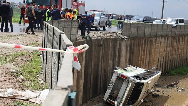 İşçileri taşıyan midibüs dereye uçtu!