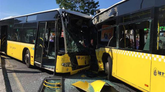 İki metrobüs kafa kafaya çarpıştı!