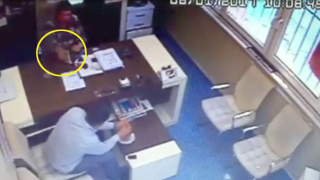 Tabanca bozuk dedi çekip arkadaşını vurdu!